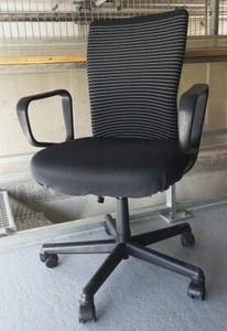 Vitra Büro Stuhl Drehstuhl mit Rollen schwarz weiß gestreift Armlehnen Karlsruhe - Bild 1 von 4