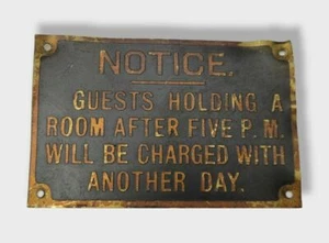 "Letrero de puerta de metal de hotel de colección cartas elevadas ""Aviso a los huéspedes que sostienen la habitación después de cinco" - Imagen 1 de 8