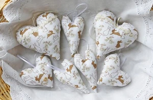 Konvolut mit 7 Herzen aus Stoff, Ostern, Osterhasen, Geschenkanhänger, Deko - Bild 1 von 1
