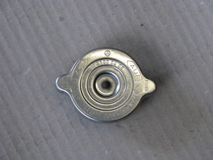MERCEDES W124 C124 Coperchio Radiatore Originale Tappo Radiatore 1245000406 Acciaio Inox - Foto 1 di 3