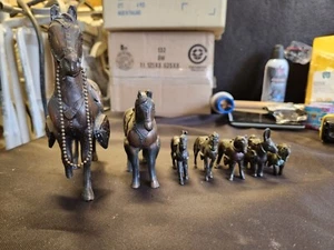 MENGE 7 - Vintage Gusstopf Metall Pferd Pferd Figuren mit Kupfer/Bronze Oberfläche! - Bild 1 von 24