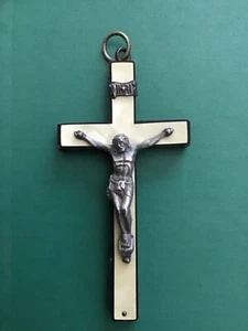 OLD HANGING CRUCIFIX IN WOOD AND CELLULOIDE - Picture 1 of 4
