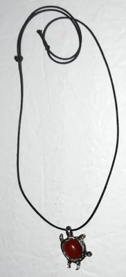 Colgante Medalla "TORTUGA METAL - Rubí Cáscara Roja" (20" Cuerda Negra) Totalmente Nuevo Foto 1 de 3