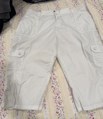Women's Lee Relaxed Fit Size 18w White Short Capri Cargo Pants - Image 1 of 4