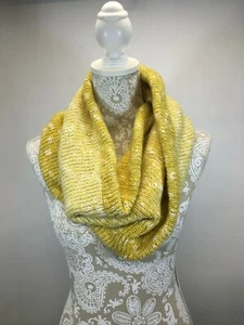 Bufanda para mujer Target Mossimo de punto amarillo torcido infinito capucha cuello OS Usada en excelente condición - Imagen 1 de 2