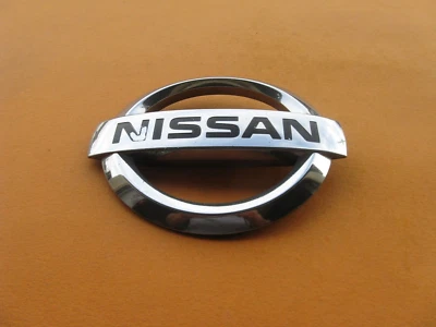 04 05 06 REJILLA DELANTERA NISSAN MAXIMA CROMO EMBLEMA LOGO INSIGNIA SIGNO USADO A43580 Foto 1 de 4