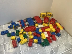 Lego Duplo bundle - mattoncini, auto, aerei ecc necessita di pulizia - Foto 1 di 13