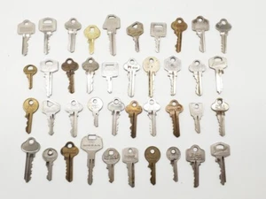 Collection of 40 Vintage Metal Keys - Bild 1 von 10