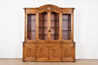 Karges 法国摄政路易十六 Burled 核桃点亮前书柜 — 第 1/4 张图片