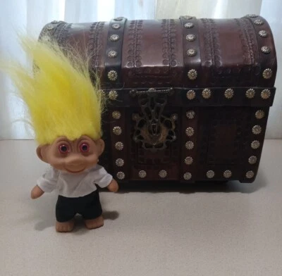 "Muñeca TROLL vintage de 5"" de los años 90 con pelo amarillo ojos rosados - ¡saltador blanco y negro! Foto 1 de 3