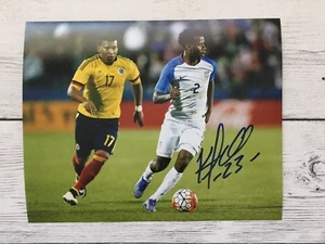 Equipo fotográfico firmado por Kellyn Acosta autografiado 8x10 EE. UU. a - Imagen 1 de 1