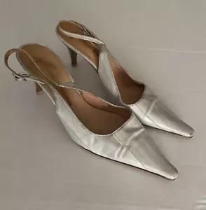 Tacones puntiagudos ajustables de cuero marfil con cabestrillo trasero talla 38 - Imagen 1 de 10