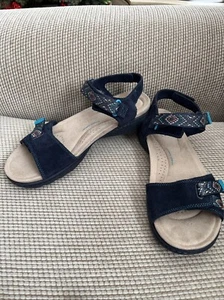 New Clark's Amanda Sprint Women’s 9.5 Blue Suede Aztec Design Strappy Sandal - Picture 1 of 6