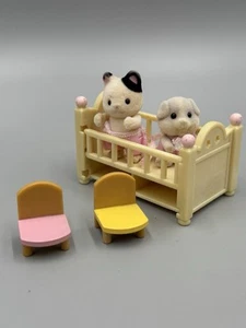 Sylvanian Families Kinderbett mit Set Calico Critters & 2 Stühlen DETAILS LESEN - Bild 1 von 13