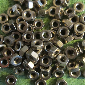 Din 934 Muttern M 4 Messing vernickelt 100 Stück NEU Sechskantmuttern - Bild 1 von 2