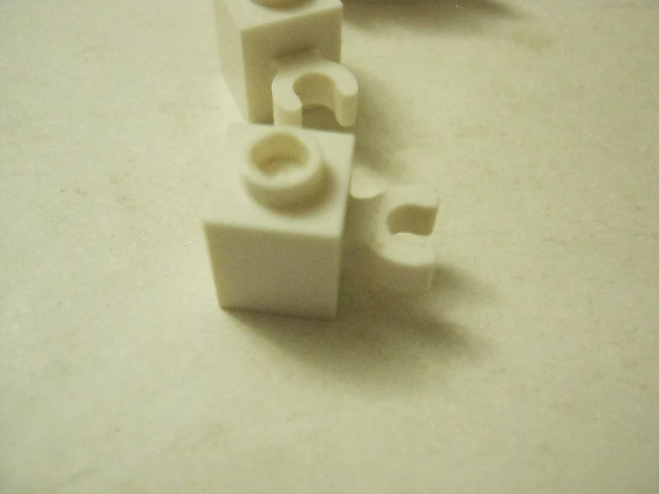 Lego лот из 4 белых кирпичиков 1x1, открытый вертикальный зажим O, 30241b (028-17) - Изображение 1 из 1