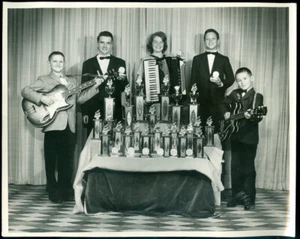 8x10 PHOTO - YOUNG MUSICIANS & AWARDS - Picture 1 of 1