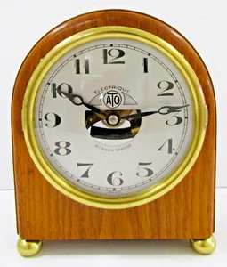 Französische Art Deco Tischuhr 30er Jahre ATO Eiche und Messing - Bild 1 von 17