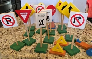 Blocco Gioco Finto Legno Strada Traffico Ferroviario Cartelli Auto 7" Lotto di 13 Apprendimento - Foto 1 di 7