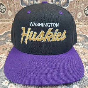 Cappello University Of Washington Snapback Doppia Linea Scritta Hard Knocks Cappellino NCAA - Foto 1 di 10