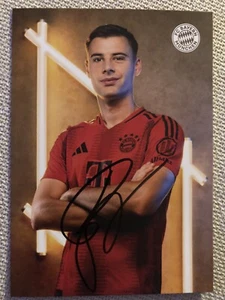Handsignierte Autogrammkarte *GABRIEL VIDOVIC* FC Bayern München 24/25 2024/2025 - Bild 1 von 2