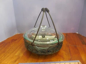 Pyrex Baking Dish Casserole clear with lid and wire/wicker carrying basket - Picture 1 of 4
