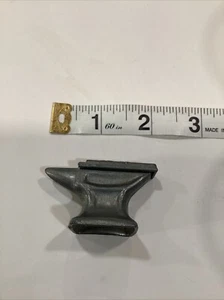 Incudine vintage in miniatura decorativa in metallo made in England 2" x 1 1/4" - Foto 1 di 8