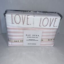 Ensemble de draps queen Rae Dunn rose et blanc Love Is Love flambant neuf dans son emballage de 4 pièces.