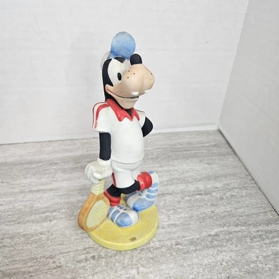 Estatuilla de jugador de tenis Goofy de colección decoración de dibujos animados de cerámica de Disney Foto 1 de 4