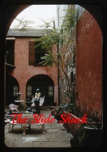 Scena di strada New Orleans vecchio cortile spagnolo 1947 bordo rosso Kodachrome scivolo - Foto 1 di 1