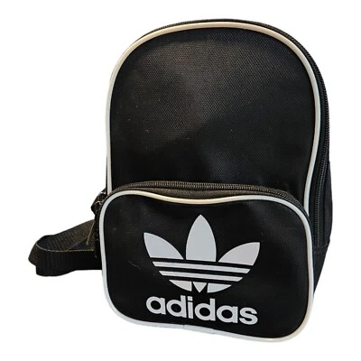MINI Mochila Pequena Adidas Original Santiago Preto Branco Roupa Esportiva Academia - Imagem 1 de 4