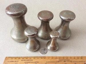 FÜNF (4 Pfund, 2 x 2 Pfund, 1 Pfund, 8 Unzen) NICKEL/BRONZE CAPSTAN AUFBEWAHRUNGSGEWICHTE. EIIR BLEI BRIEFMARKEN - Bild 1 von 6