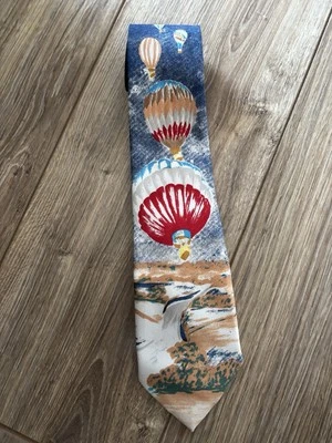 复古领带新奇热气球蓝色天空  — 第 1/3 张图片