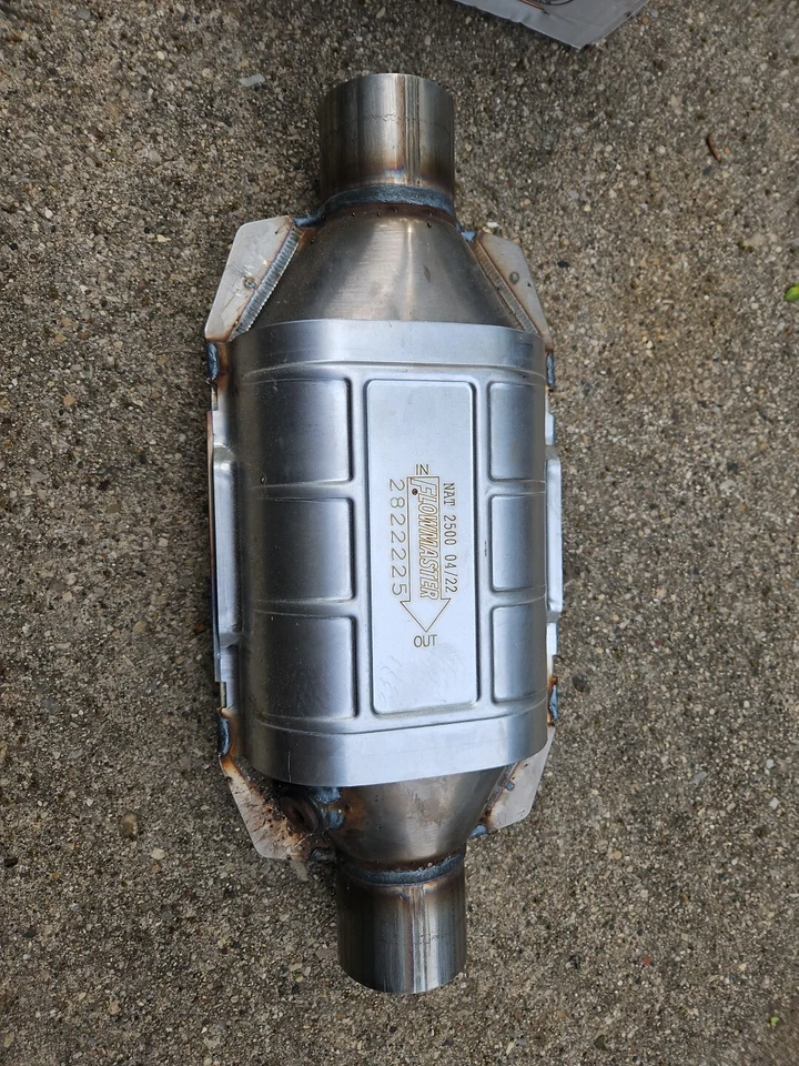 Convertidor catalítico universal Flowmaster 2822225 282 OBDII 2,5" entrada/salida 49 estados Foto 1 de 4