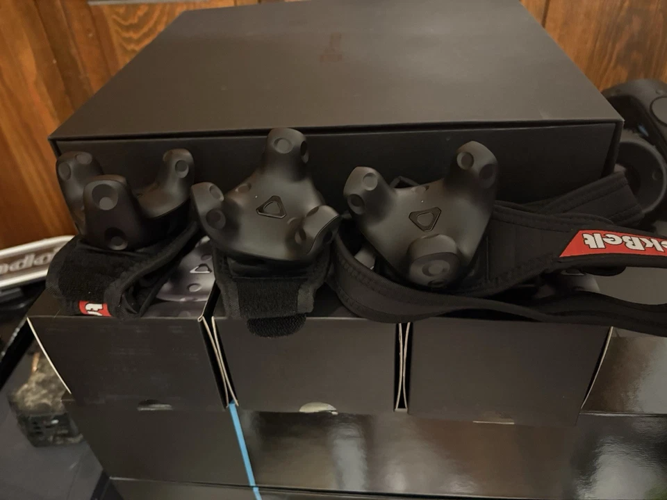 Vive Tracker 3.0 Virtual Reality Gaming Accessory With Trackstrap Straps And Box - Image 1 of 1