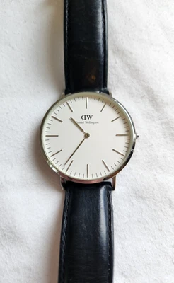 Мужские кварцевые часы Daniel Wellington Classic белый циферблат серебристый корпус 40 мм черные  - Изображение 1 из 4