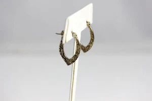 Preciosos aretes colgantes de aro en forma de V prensados de plata de ley de 1” – 11052 - Imagen 1 de 6