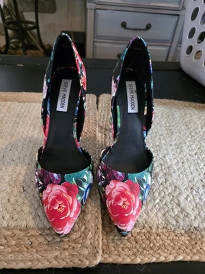Zapatos de tacón alto Steve Madden, Varcityy, D'Orsay Floral Rose Stiletto, negros, rojos Foto 1 de 4