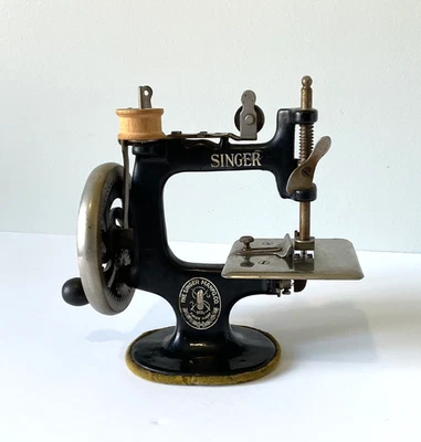 Antique Vintage Singer Mini Sewing Machine Iron Model 20? Child's Toy Hand Crank - Image 1 of 4