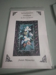 Trapunta modello Sweet Memories Wildflowers Trillium Bonnie Kaster 1993 20"x 30" - Foto 1 di 6