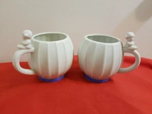 Tazza Enesco 1979 con manico bambola bianca con decorazione blu e bambola 8 oz set di 2 - Foto 1 di 7