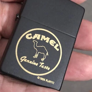 ACCENDINO ZIPPO VINTAGE 1994 SIGARETTE CAMMELLO GUSTO ORIGINALE NERO OPACO NUOVO CON SCATOLA RARO - Foto 1 di 7
