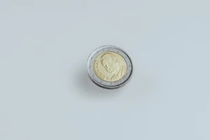 Collector’s Favorite! 2000 Spain 2€ Coin – Rare Early Euro with King Juan Carlos - Picture 1 of 2
