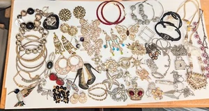 Lote de 50 piezas de bisutería vintage y moderna REPARACIÓN/ARTESANÍA diamantes de imitación ver fotos - Imagen 1 de 23