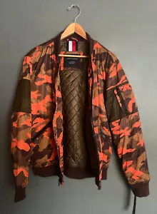 ¡Nuevo! Chaqueta de Bombardero Tommy Hilfiger Naranja Verde Oliva Camuflaje Para Hombre M $195 - Imagen 1 de 14