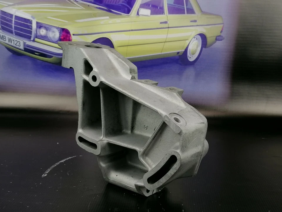 Soporte de bomba de volante asistido Mercedes Benz W123 M102 Foto 1 de 4