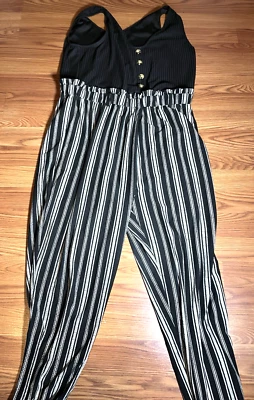 Mono blanco y negro con camiseta sin mangas con botones simulados mediana Foto 1 de 2