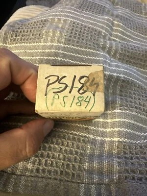 Переключатель давления масла в двигателе OS8011 PS184 подходит для Isuzu Impulse 2,0 л 1985-1989 годов выпуска новый из старых запасов - Изображение 1 из 3