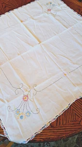 Vintage TABLECLOTH Embroidered Floral Bridge Card Table Size Luncheon 36"X36" - Bild 1 von 7