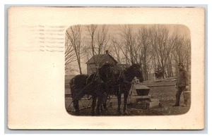 RPPC ~ Beatrice Nebraska ~ Farmer Feeding Arbeitspferde - Bild 1 von 2
